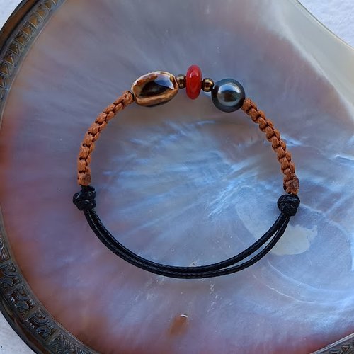 Bracelet homme finition macramé ornée d'une belle perle de tahiti et de jolies céramiques de couleur