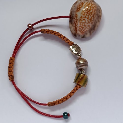 Bracelet artisanal perle de tahiti finition macramé et perle africaine en verre