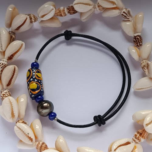 Bracelet perle de tahiti véritable sur cordon en cuir et perle africaine en verre