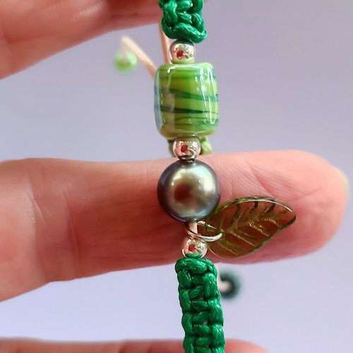 Bracelet artisanal femme, perle de tahiti, petites perles intercalaires en argent et jolie céramique aux tons vert d'eau.