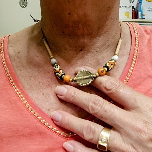 Collier ethnique avec perle tribale en laiton du ghana, graines acaï, perles africaines, graines job et tiges en bambou
