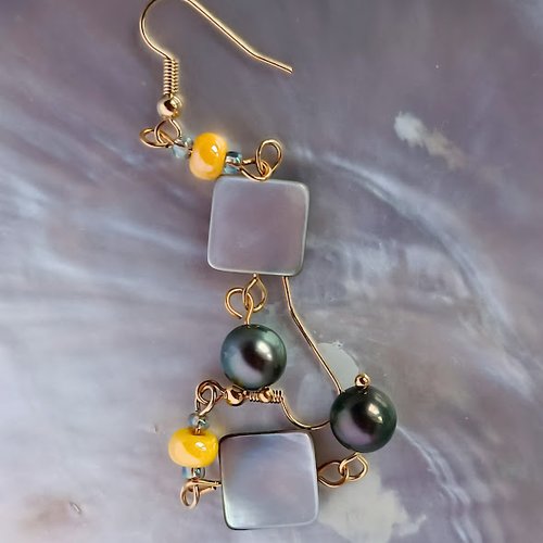 Boucles d'oreilles petites perles rondes de tahiti, nacres et perles de rocaille jaunes