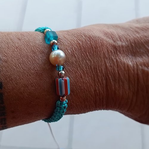 Bracelet macramé bleu turquoise avec perle de tahiti, perle de chevron et de verre et intercalaires en argent 925.