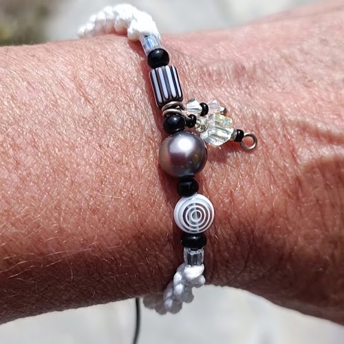 Bracelet macramé noir et blanc avec perle de tahiti, perles de chevron en verre et rocailles noires et blanches