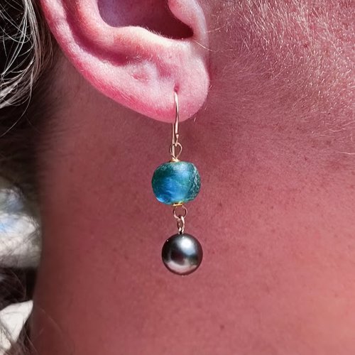 Boucles d'oreilles en or, perles de tahiti rondes et perles africaines en verre deux couleurs