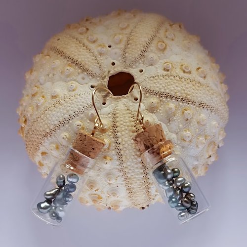 Boucles d’oreilles originales en or, petites bouteilles en verre avec keshis de tahiti – bijoux artisanaux bohème chic