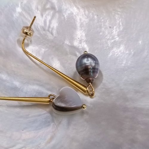Boucles d’oreilles asymétriques perle de tahiti et nacre en forme de cœur