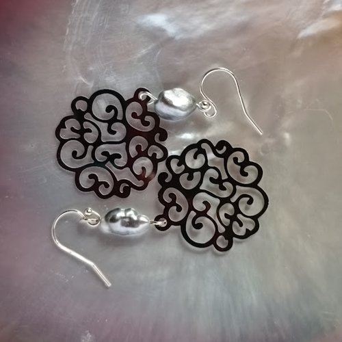 Boucles d’oreilles et gros keshis de tahiti aux reflets naturels et estampes élégantes noires sur argent.