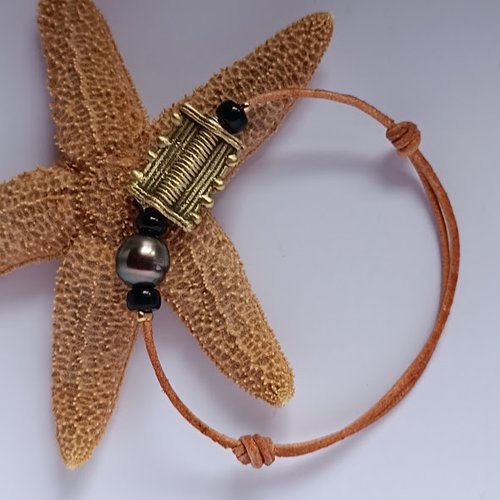 Bracelet artisanal avec perle de tahiti sur cuir fauve et perle ancienne ashanti cire perdue