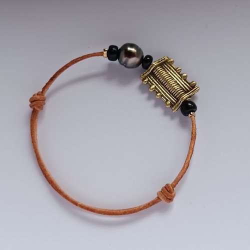 Bracelet artisanal avec perle de tahiti sur cuir fauve et perle ancienne ashanti cire perdue