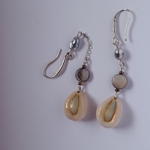 Boucles d’oreilles fait main, keshis, perles de tahiti, coquillages naturels et nacres. des bijoux délicats et lumineux.