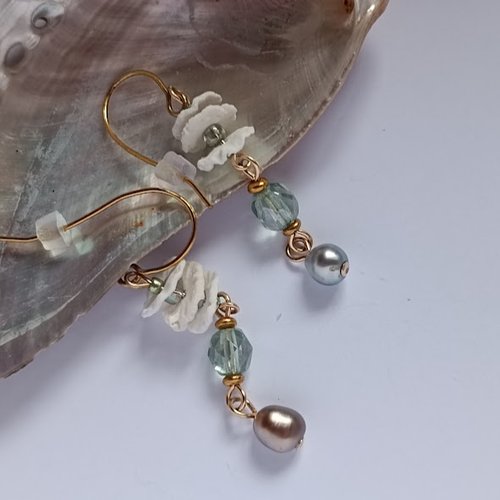 Boucles keshis de tahiti, coquillages de bord de mer, et perles facettées vert claires