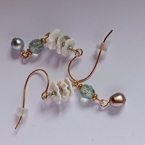Boucles keshis de tahiti, coquillages de bord de mer, et perles facettées vert claires