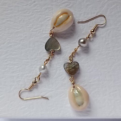 Boucles keshis perles de tahiti, nacres et coquillages naturels
