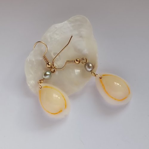 Boucles d'oreilles keshis de tahiti et coquillages porcelaines aux tons ivoire et orange