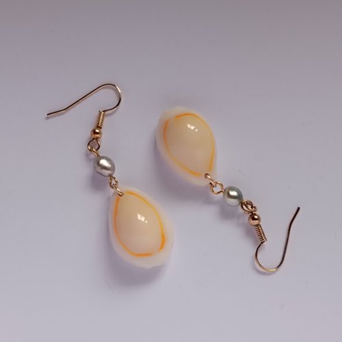 Boucles d'oreilles keshis perles de tahiti, coquillages porcelaines naturelles ivoire/orange