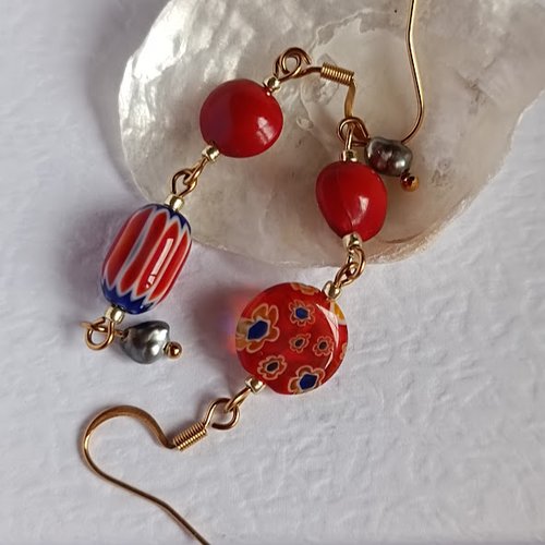 Boucles d’oreilles keshis de tahiti, graine l'église naturelle rouge, perles de chevron et millefiori rouge et bleue