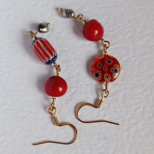 Boucles d’oreilles keshis perles de tahiti, graine naturelle rouge, perles de chevron et millefiori rouge et bleue