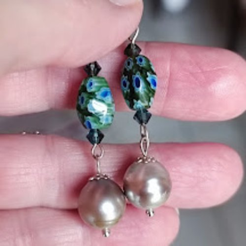 Boucles d’oreilles créateur perles nacrées et verres millefiori, bijou artisanal raffiné vert bleu