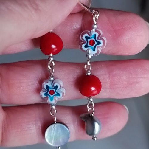 Boucles d’oreilles keshi de tahiti, fleurs en verre rouges et bleues, graines naturelles et nacres sur argent 925