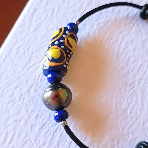 Bracelet perle de tahiti cerclée & perle africaine artisanale – sur cordon cuir noir ajustable – bijou fait main