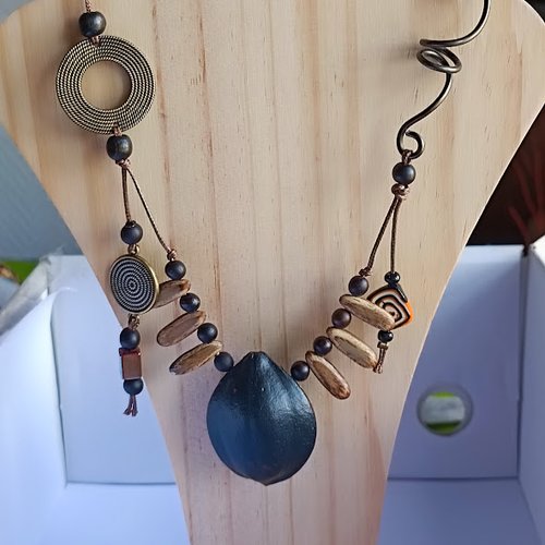 Collier artisanal en graines naturelles de la réunion - bijou bohème chic - fermoir alu fait main