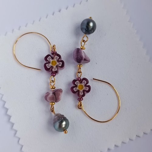 Boucles d’oreilles fleurs mauves - perles de tahiti & éclats d’oursin crayon - bijou artisanal