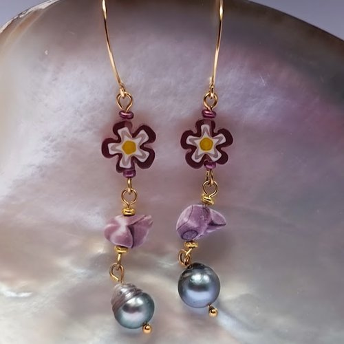 Boucles d’oreilles fleurs mauves - perles de tahiti & éclats d’oursin crayon - bijou artisanal