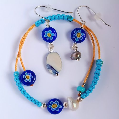 Boucles et bracelet assortis avec keshis de tahiti et fleurs bleues sur argent 925 rhodié poinçonné – collection fleurie printemps ete