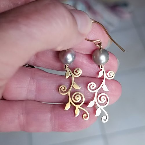 Collection fleurie - boucles d’oreilles de style arabesques sur acier inoxydable doré et perles de tahiti