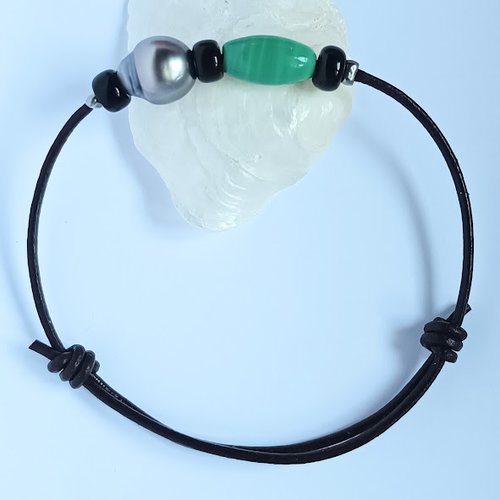 Bracelet réglable homme perle de tahiti et perle décorative allongée aux reflets verts lumineux