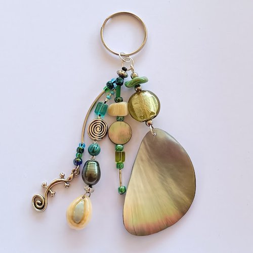 Bijou de sac perle de tahiti – éclat d'huître perlière, perles de verre, coquillage porcelaine, porte-clés artisanal