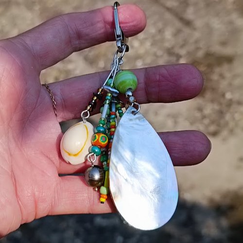 Bijou de sac artisanal, perle et keshis de tahiti et mélange de perles de verre