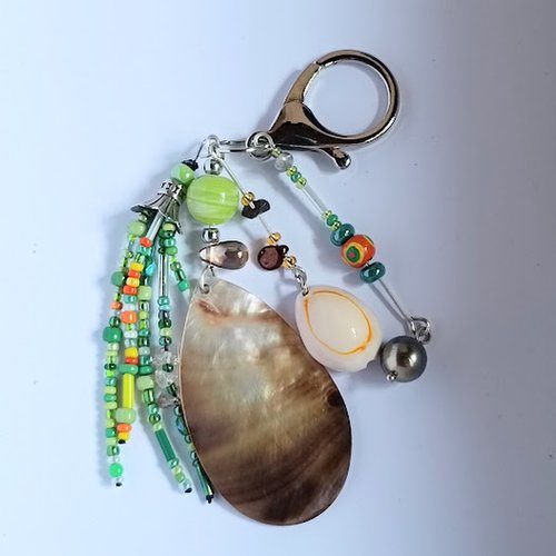 Bijou de sac artisanal avec mélange de perles de verre aux reflets colorés et perle de tahiti et petit keshi