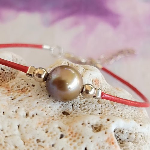 Bracelet en cuir fin et perle de tahiti aux reflets dorés – création artisanale