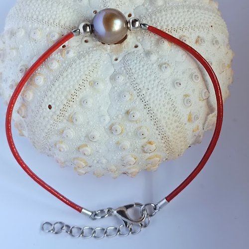 Bracelet en cuir fin et perle de tahiti aux reflets dorés – création artisanale