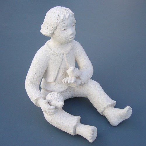 Petite fille assise, oiseau, hérisson, sculpture en grès blanc 