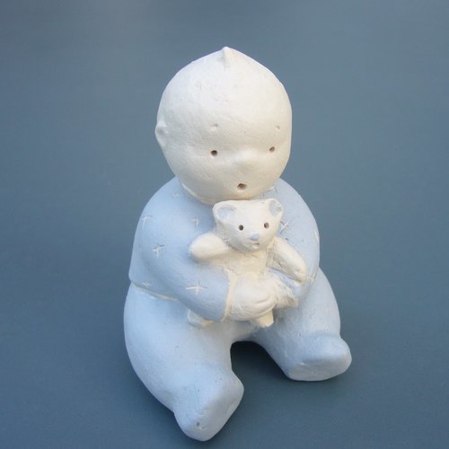 Bébé, petit garçon petite sculpture en terre cuite blanche