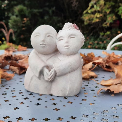 Petite sculpture couple stylisé modelé en terre cuite