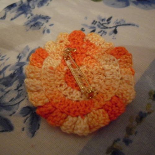 Petite broche en forme de fleurs au crochet 