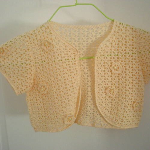 Boléro bébé couleur chair au crochet taille 2 ans 