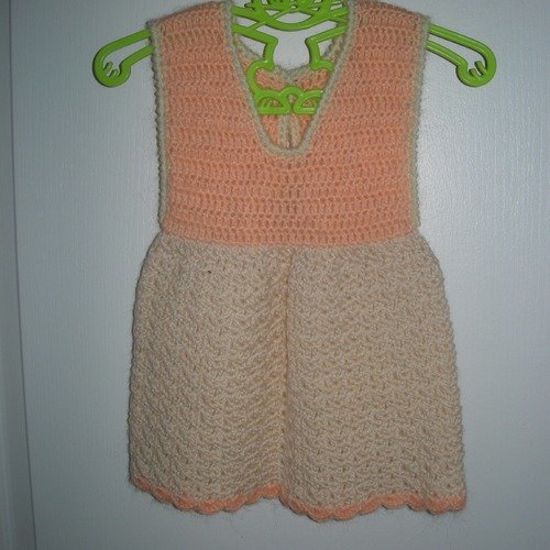 Petite robe chasuble au crochet en laine 