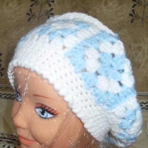 Bonnet bleu/blanc en laine au crochet 