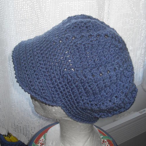 Bonnet casquette couleur azur au crochet 54 cm