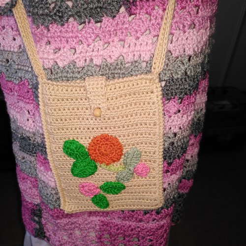 Pochette fleur pour tél au crochet