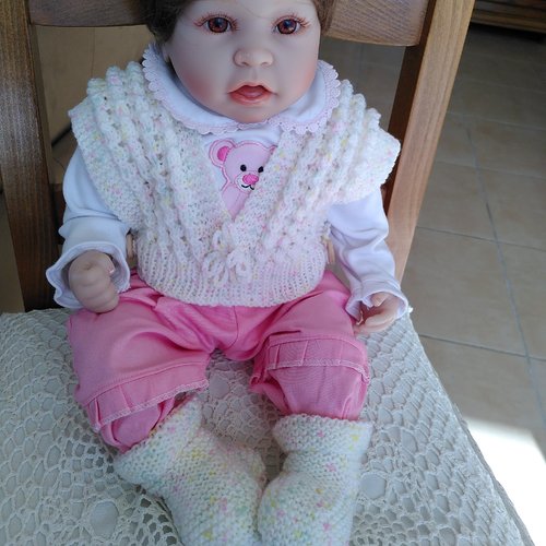 Ensemble cache coeur bébé et chaussons au tricot