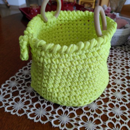 Panier jaune neuf au crochet fait main