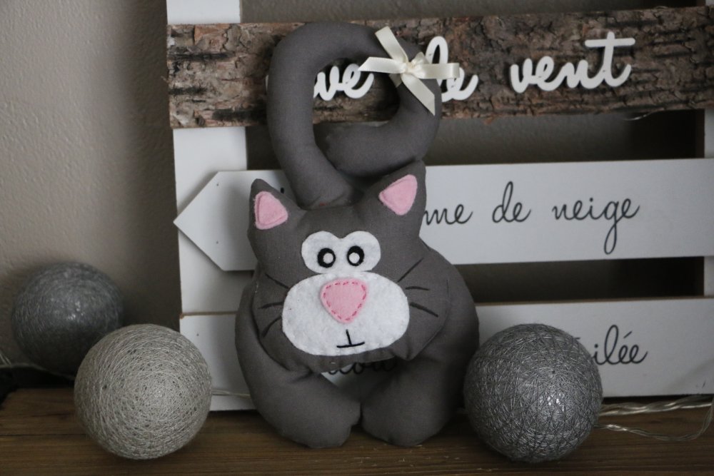 Chat En Tissu Gris A Suspendre Petit Nez Rose En Feutrine Un Grand Marche