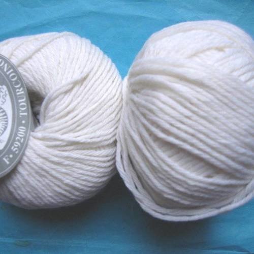 2 pelotes pure laine  textiles de la marque blanc cassé 