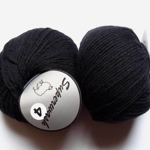 3 pelotes laine  noir 001 superwash 4 lammy yarns